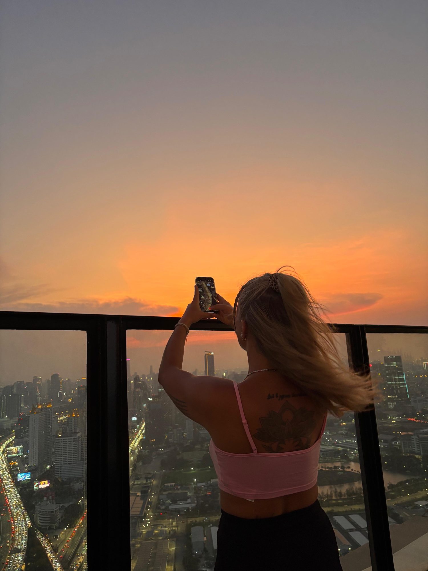 Angelina fotografiert den Sonnenuntergang über der Stadt